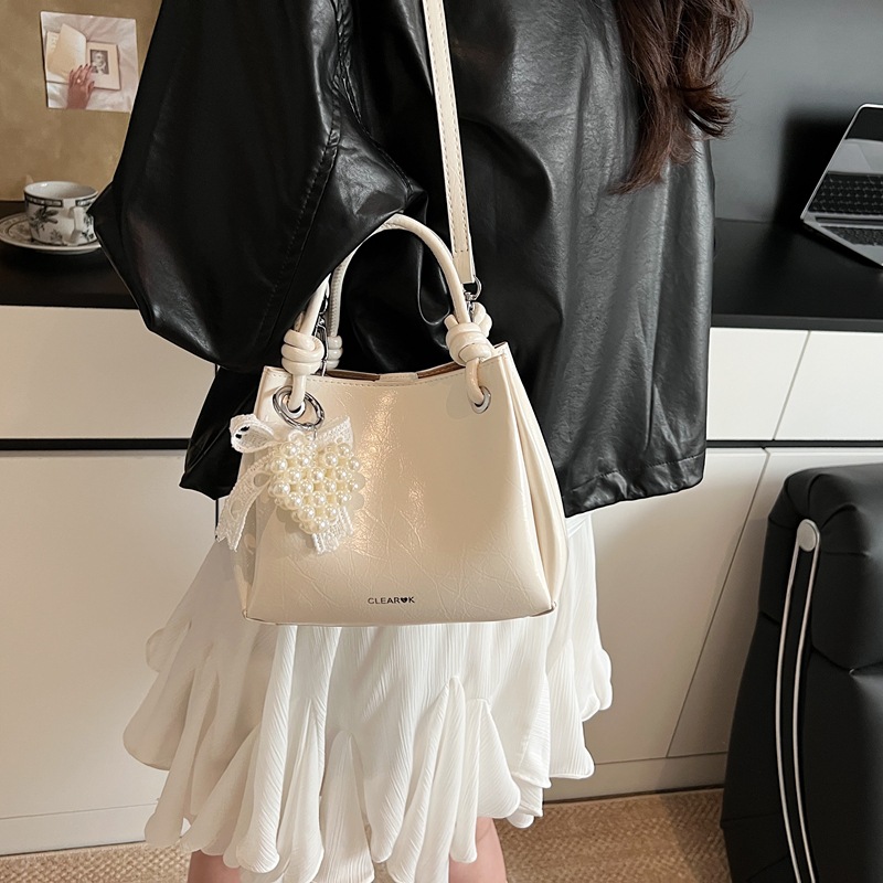 Korean trendy and fashionable hand-held small square bag for women, new Spring/Summer 2025, simple, stylish and retro single-shoulder crossbody bag details Picture