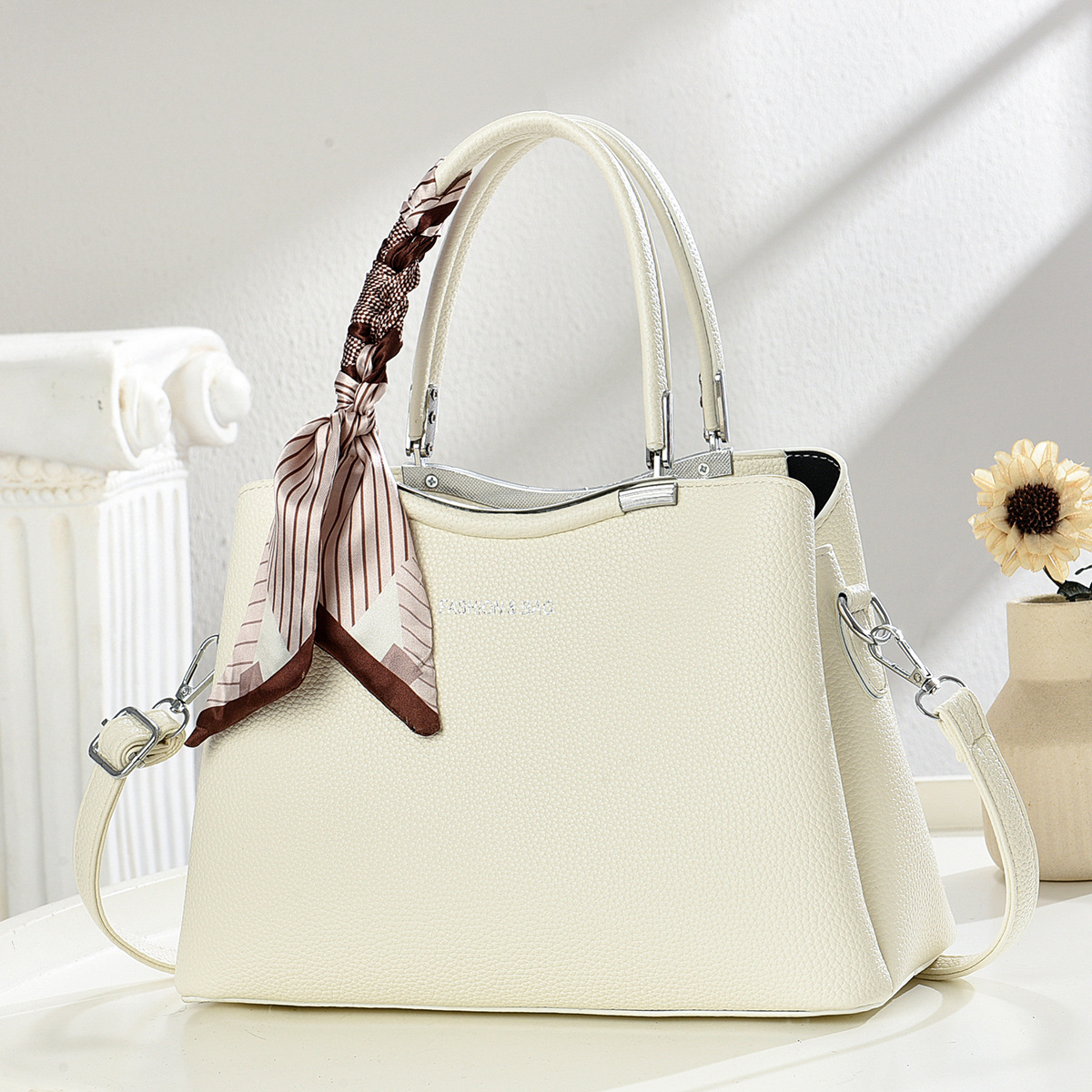 A light luxury commuting, versatile and fashionable single-shoulder, hand-held, crossbody bag for women, a new large-capacity hand-held mom bag details Picture