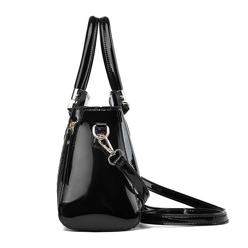 The 2023 new large-capacity crossbody bag for women is stylish and versatile. It's a single-shoulder hand-carry bag made of crocodile pattern shiny leather Specification drawing