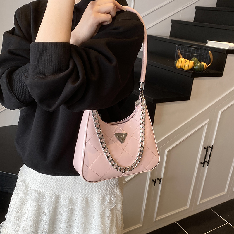 Cross-border retro fashion diamond-shaped chain underarm bag for women 2025 new style, trendy, stylish, versatile and casual single-shoulder bag Application Scenario