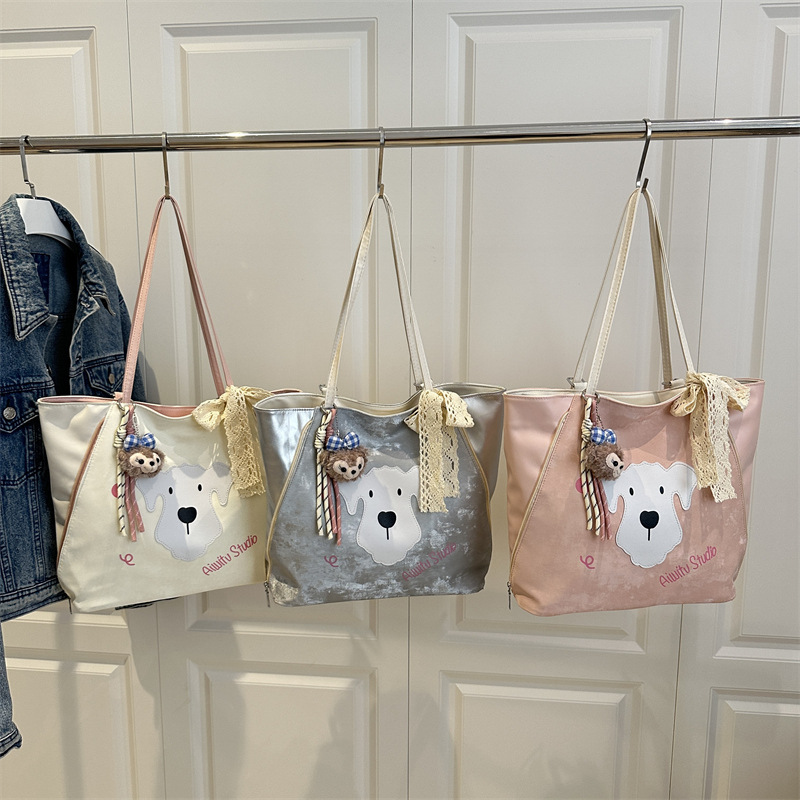 Cute and beautiful 2025 new style popular commuting fashion, cute cartoon pattern design single-shoulder crossbody bag tote bag Application Scenario