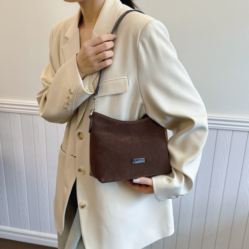 High-end texture simple bag for women 2024, fashionable and versatile, matte retro underarm bag, casual single-shoulder crossbody bag, trendy Application Scenario