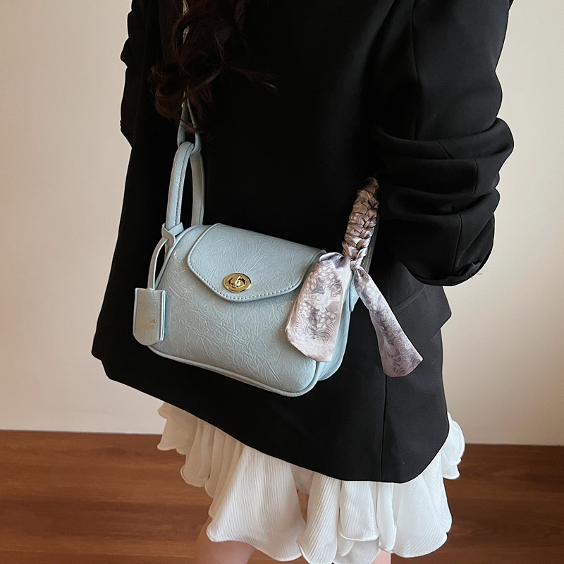 A niche design with a high-end underarm bag for women, a new summer fashion bag with lychee pattern, versatile for commuting, single-shoulder crossbody Application Scenario