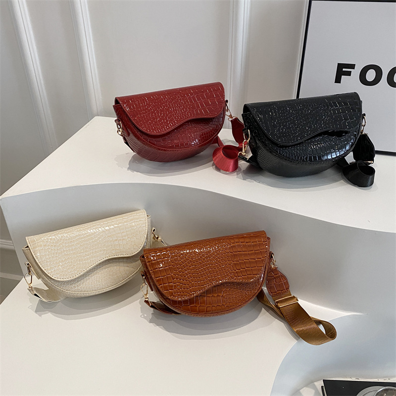 French niche women's 2025 new style quality crossbody bag, embossed saddle bag, fashionable crocodile pattern single-shoulder bag Application Scenario