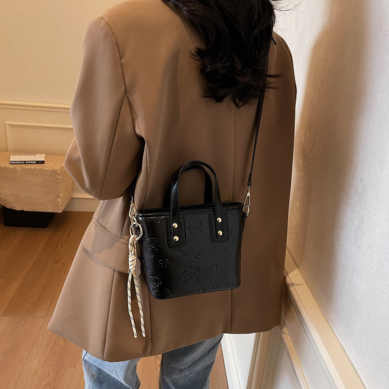 This is a new Korean-style, high-end, versatile bucket bag with a simple and retro design. It's a single-shoulder crossbody bag from a niche brand Application Scenario