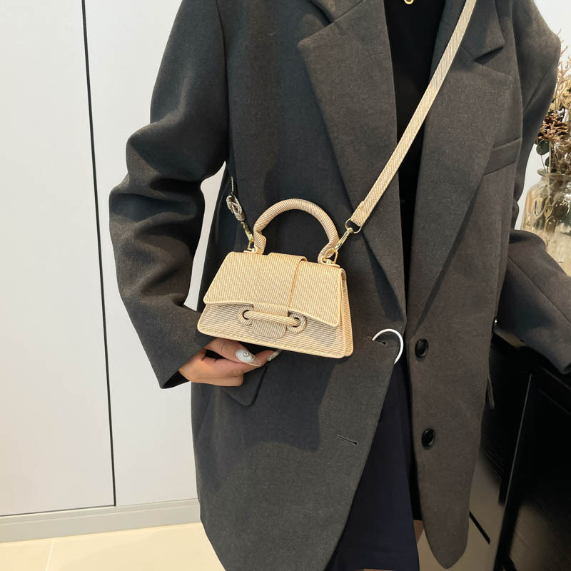 This year's popular fashion mini handbags for the 2024 autumn/winter season: solid-colored single-shoulder crossbody bag, small square bag for women Specification drawing