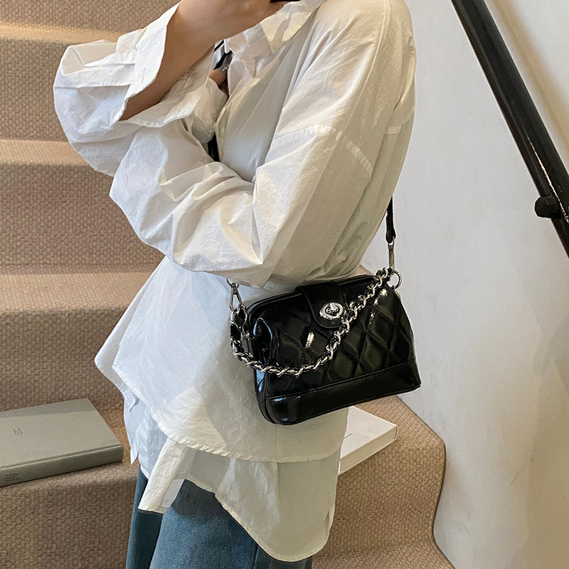 Cross-border high-end style Chanel-style diamond-shaped chain underarm bag 2025 new niche fashion versatile single-shoulder crossbody bag Application Scenario