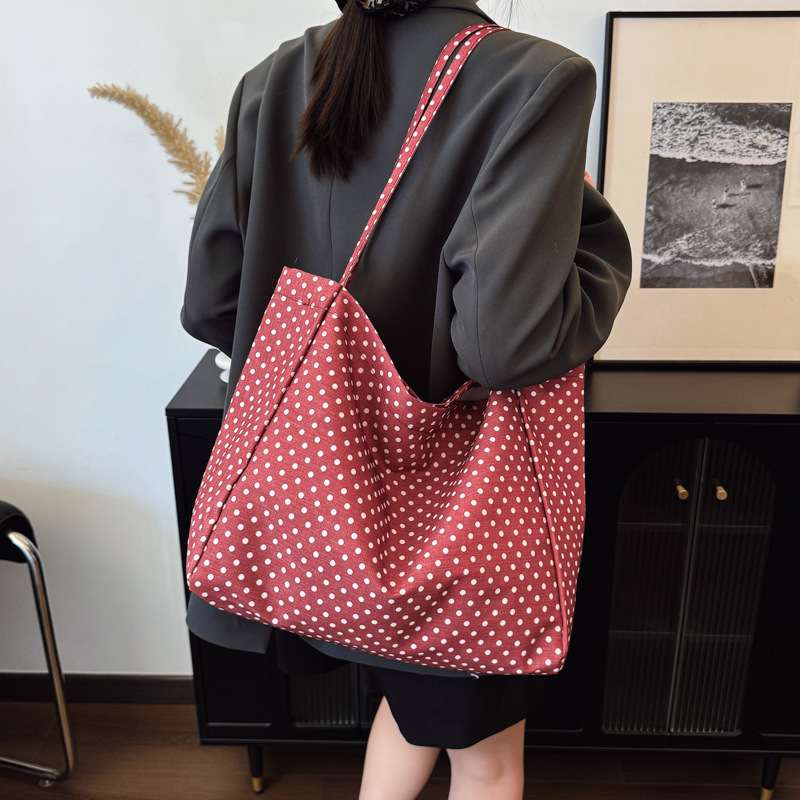 Korean-style Instagram retro polka dot canvas bag, single-shoulder tote bag, large-capacity handbag for girls and students attending classes Application Scenario