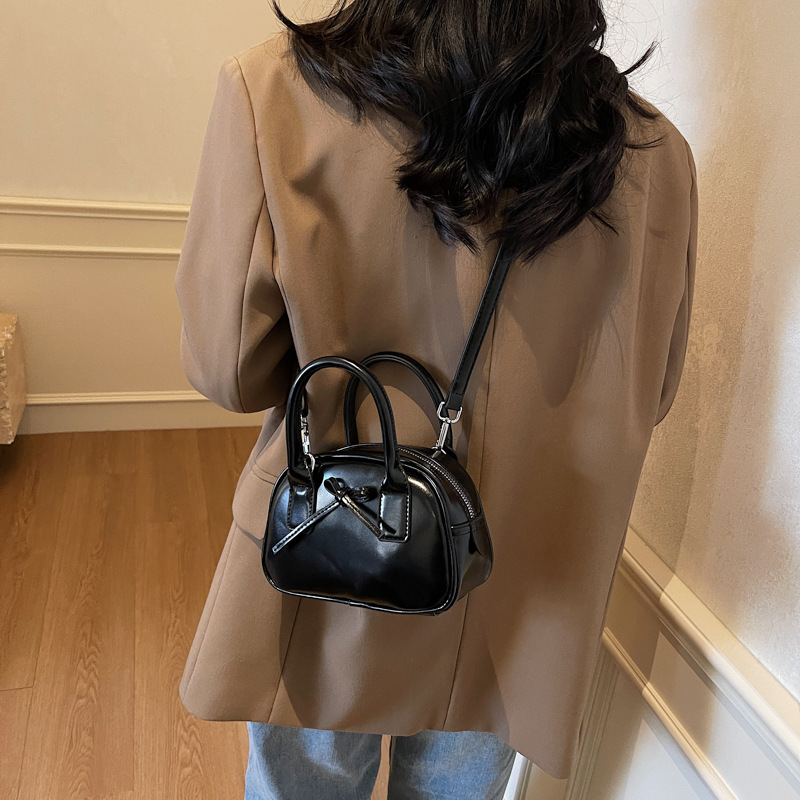 Korean style Instagram niche design, fashionable and simple, bow design, light luxury single-shoulder crossbody bag, hand-held ladies' small bag Application Scenario