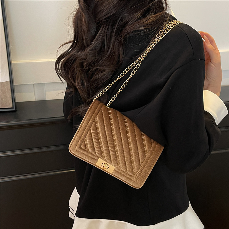 A new cross-border casual embroidered thread lock fashionable small square bag 2025, a simple single-shoulder crossbody bag with a fashionable chain Specification drawing