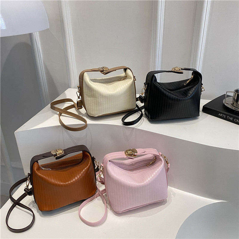 Korean niche pleated handbag for women 2025 new summer dopamine single-shoulder bag, simple and versatile crossbody bag Application Scenario