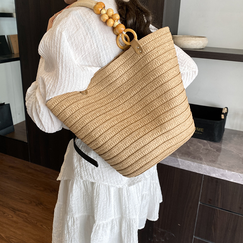 A niche design straw-woven bag for women, a new fashion hand-held shoulder bag for 2025, a large-capacity vacation beach bucket bag full figure