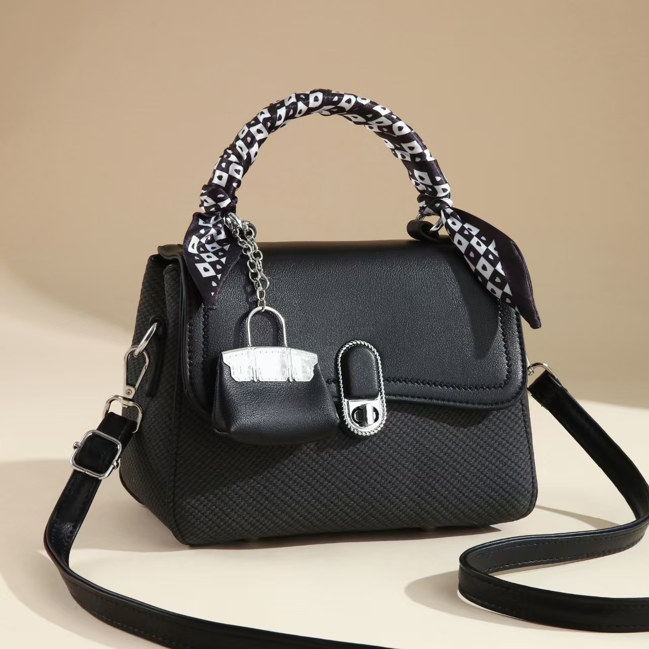 The new 2025 cross-border women's handbag is simple and fashionable with a lock buckle. It is a versatile and elegant large-capacity crossbody bag full figure