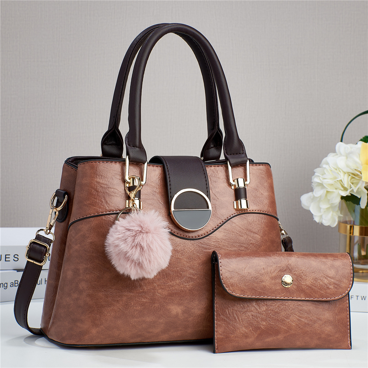 Cross-border spliced mother-and-child bag 2024 new style retro material simple solid color large-capacity single-shoulder hand-carry women's bag, texture bag Application Scenario
