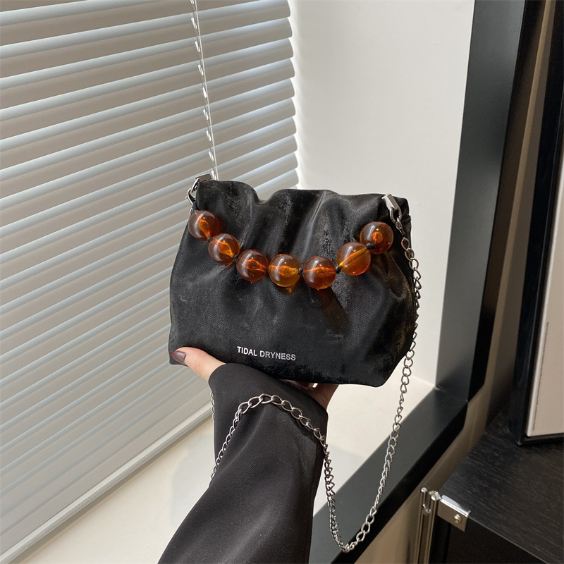 A women's 2024 Spring/Summer Korean-style fashionable and simple bucket bag with a unique texture and pleated crossbody full figure