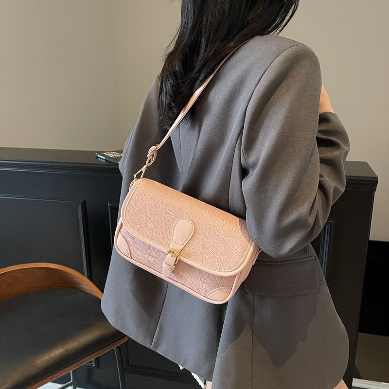 A high-end and fashionable small square bag for women in 2025, a stylish and versatile single-shoulder bag in a simple solid color crossbody details Picture