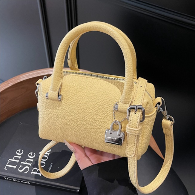 High-end and stylish solid-color hand-held pillow bag for women, 2025 new style, fashionable, versatile, exquisite and super popular single-shoulder crossbody bag full figure