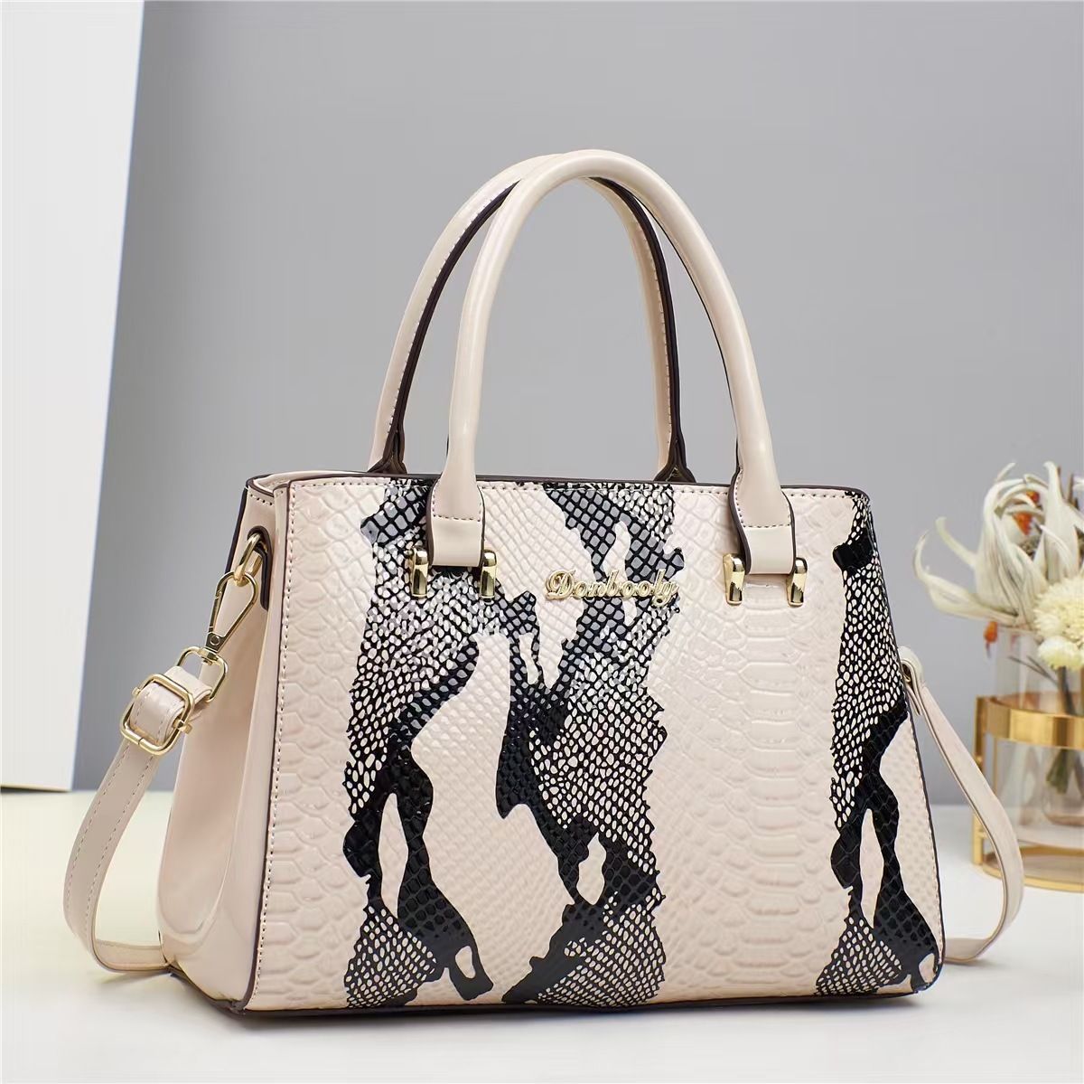 The new crossbody bag with a high appearance level, featuring snake pattern and contrasting colors, is a multi-layered fashionable large-capacity single-shoulder bag that is versatile for cross-border use details Picture
