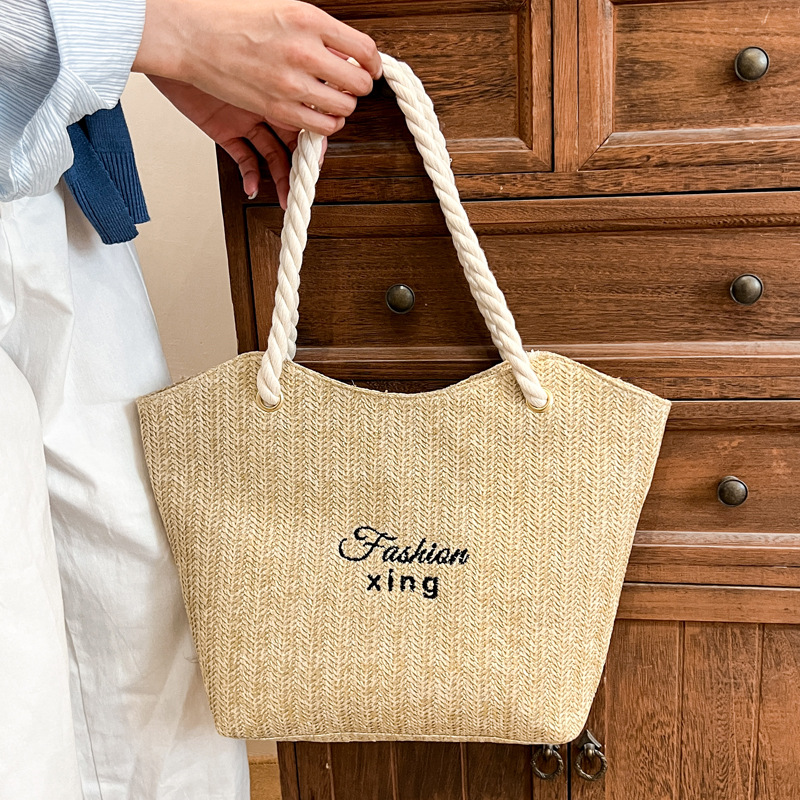 New hand-held straw woven bag for summer travel: simple and versatile, casual large-capacity tote bag full figure