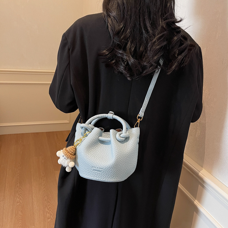 Korean-style simple handbag, fashionable and versatile for work and commuting, a new 2025 simple and high-end crossbody bag for women Application Scenario
