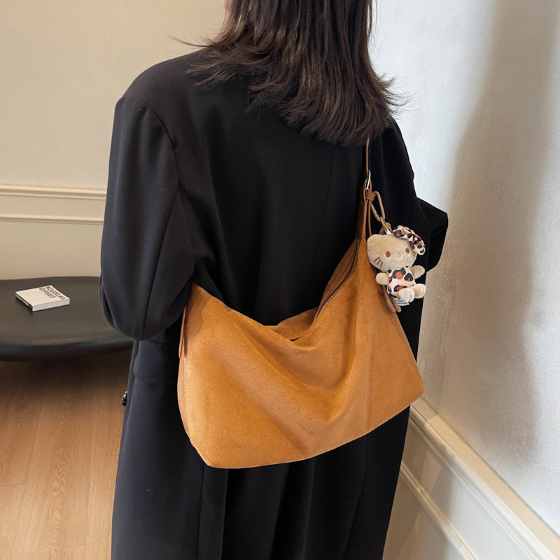 The 2024 new stylish and versatile leopard print underarm bag exudes a sense of sophistication for women. It features a niche design and is a trendy single-shoulder crossbody bag Application Scenario