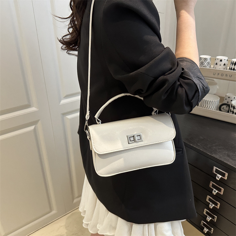 The 2025 new style women's bag is a fashionable Korean-style small square bag with a texture and lock buckle. It's a trendy small bag that can be carried by hand on one shoulder or under the armpits Specification drawing