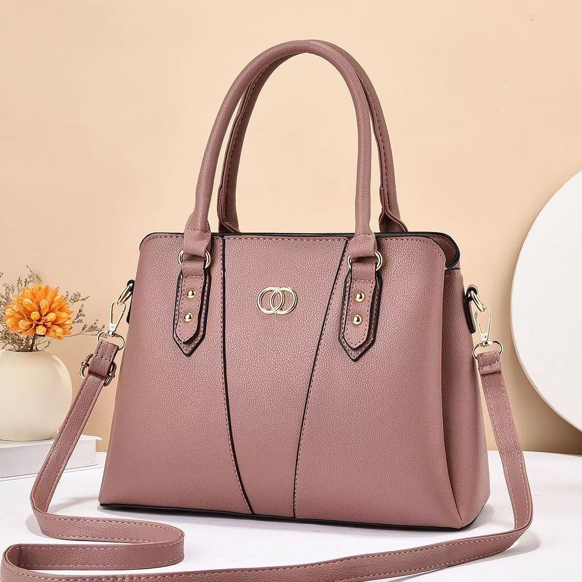New foreign trade women's bag, simple and versatile, large-capacity handbag, fashionable and retro, single-shoulder crossbody women's bag, middle-aged Application Scenario
