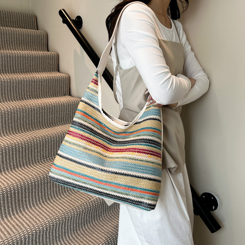 Large bag, women's colorful underarm bag, woven commuter tote bag, straw woven large capacity, 2025 new style versatile shoulder bag Application Scenario