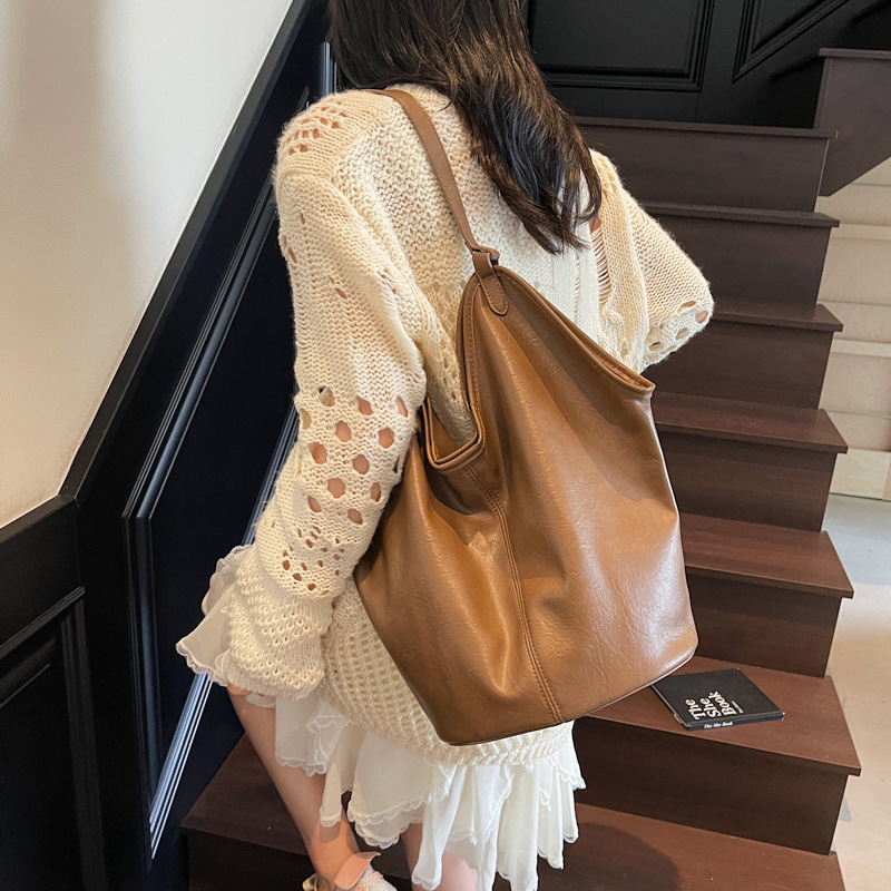 Korean style commuter bag, soft surface bucket bag for women, 2025 new niche underarm bag, fashionable tote bag, casual single-shoulder bag Application Scenario