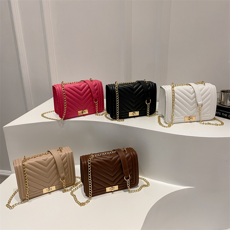 Fashionable and high-end single-shoulder bag, diamond-patterned retro embossed V-shaped chain bag, versatile chanel-style crossbody bag for hot moms Application Scenario