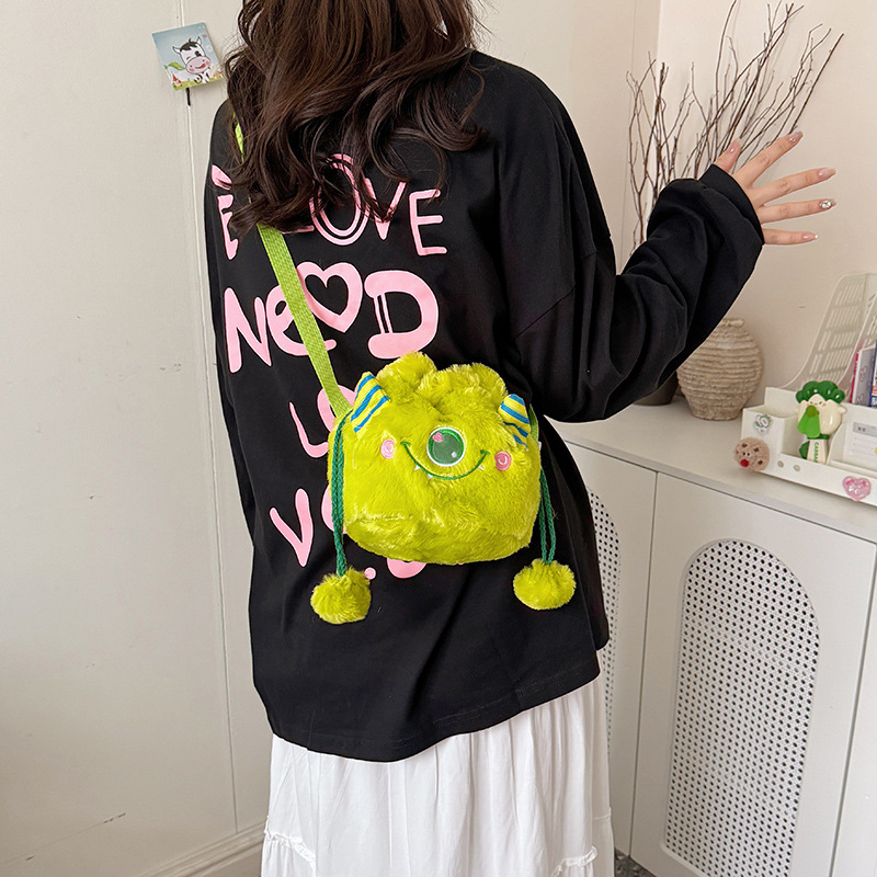 Wholesale of new Japanese-style cartoon soft and cute little monster plush drawstring bag, adorable ball ball drawstring bucket crossbody backpack Specification drawing