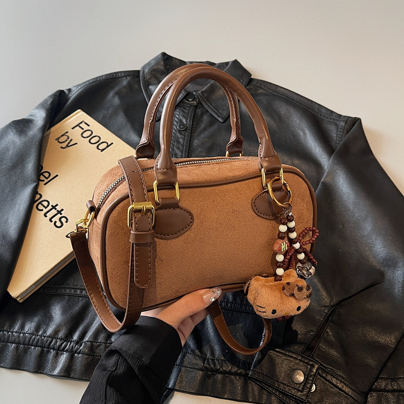 Retro commuter underarm bag for women 2024 new style, trendy and versatile single-shoulder bag, fashionable hand-held bowling bag details Picture