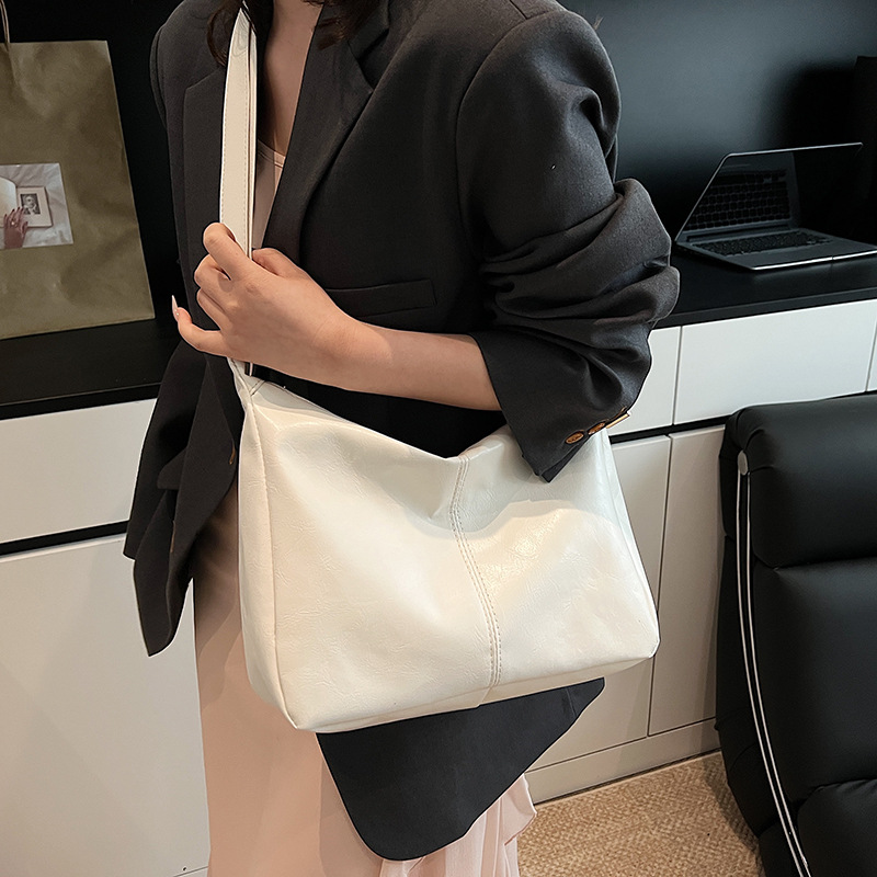 Large-capacity, elegant and personalized bucket bag, retro tote bag, fashionable and simple single-shoulder crossbody bag for women's commuting under the armpits Specification drawing