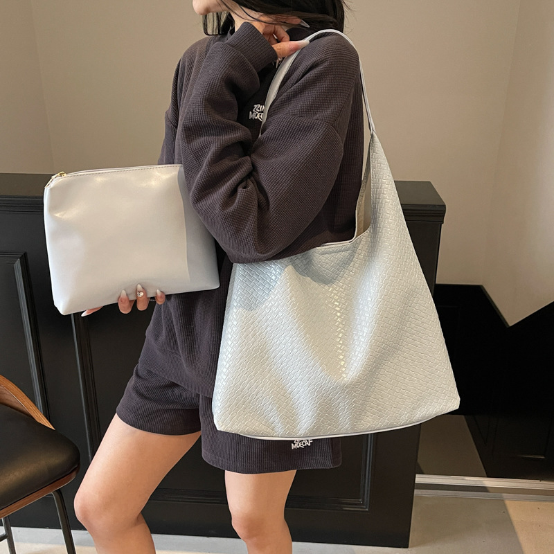 A simple and elegant woven hand-held bucket bag for women in 2025, a new style that is fashionable, trendy, casual and stylish single-shoulder bag full figure