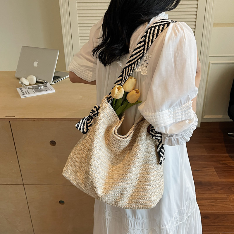 Large-capacity woven bag 2025 new style straw woven single-shoulder bag, seaside vacation stylish underarm bag, large-capacity bucket bag details Picture