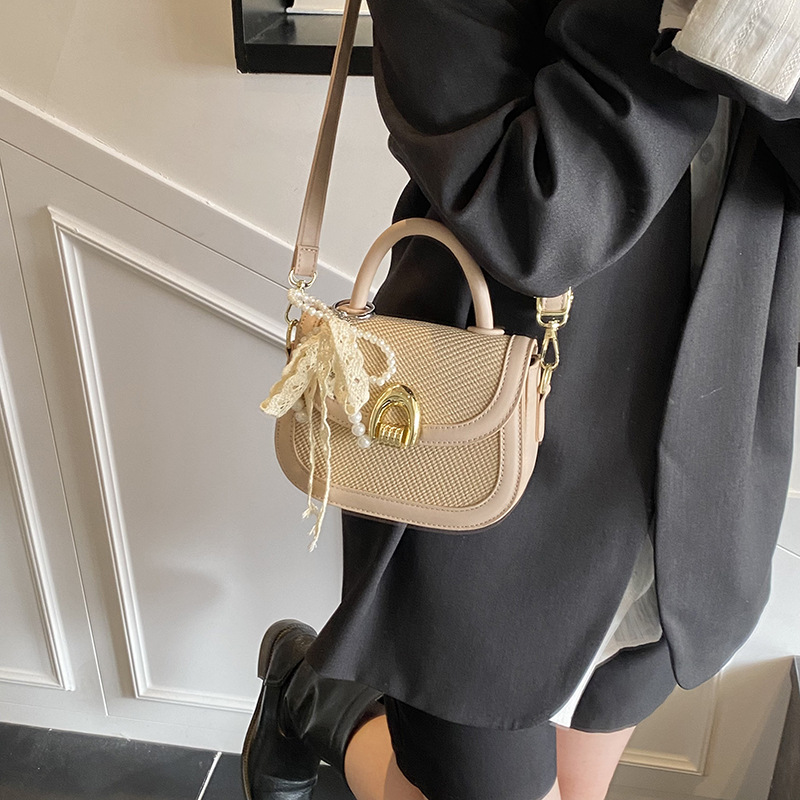This is a new, stylish and versatile single-shoulder crossbody saddle bag for women in 2025, featuring a light luxury and niche woven handbag Application Scenario