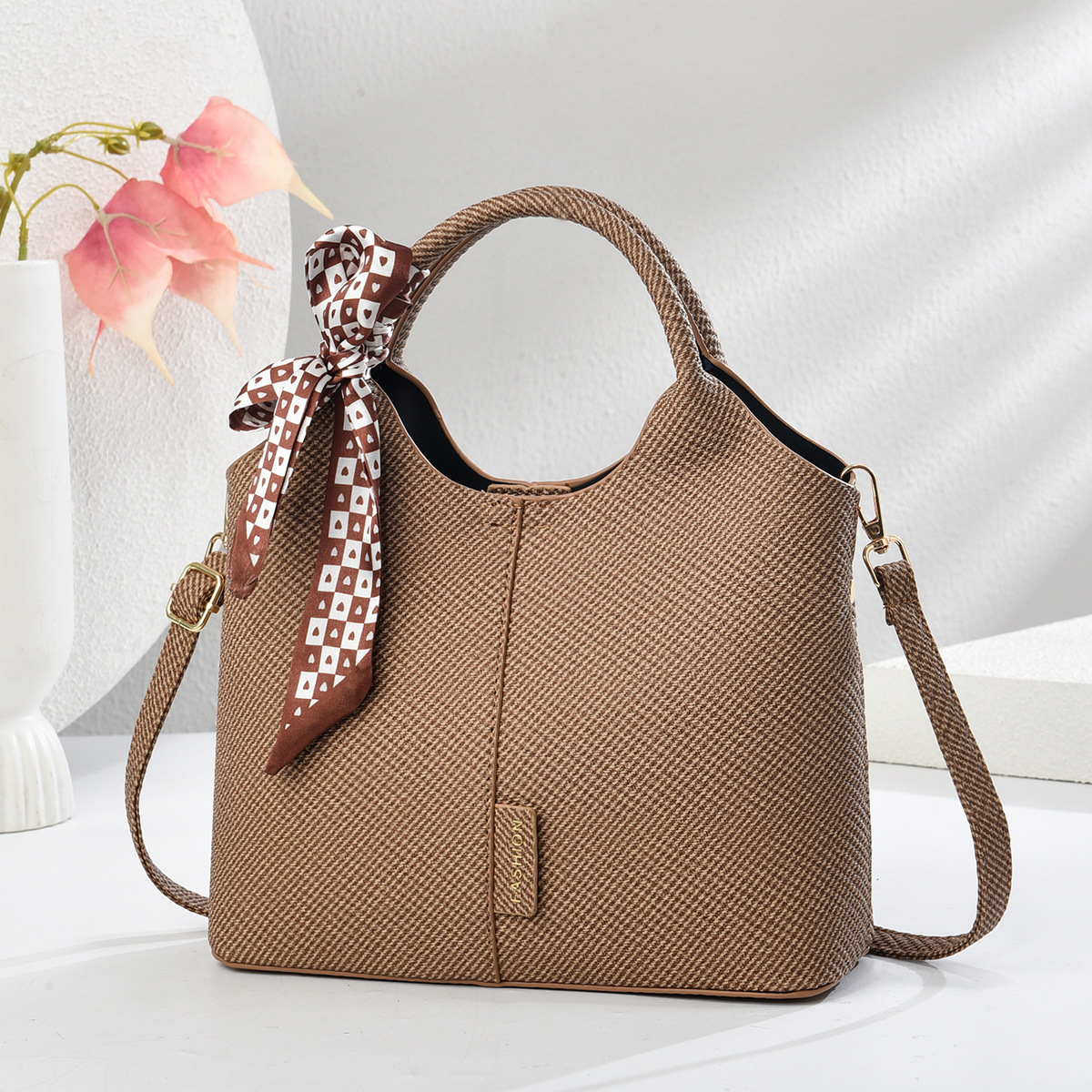 The new 2025 high-end, niche and versatile mom's hand, shoulder, crossbody bag, bucket, women's bag and handbag are available for delivery full figure