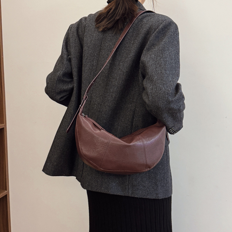 Retro bag with large capacity for women, 2024 new casual and niche design, crossbody horn bag, versatile for commuting, dumpling bag Application Scenario