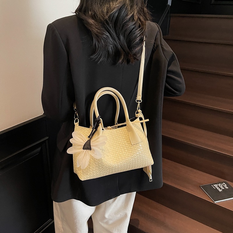 A new Spring/Summer 2025 fashionable and trendy woven handbag for women, simple and versatile, with a high-end feel. It's a single-shoulder crossbody bag Specification drawing