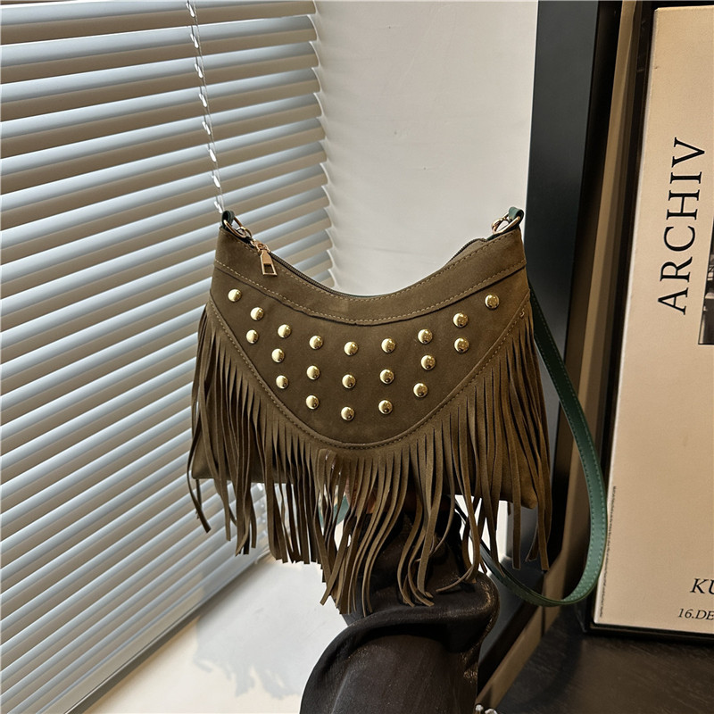 Retro casual fringed underarm bag for women, a new summer 2025 trendy and fashionable rivet single-shoulder crossbody bag full figure
