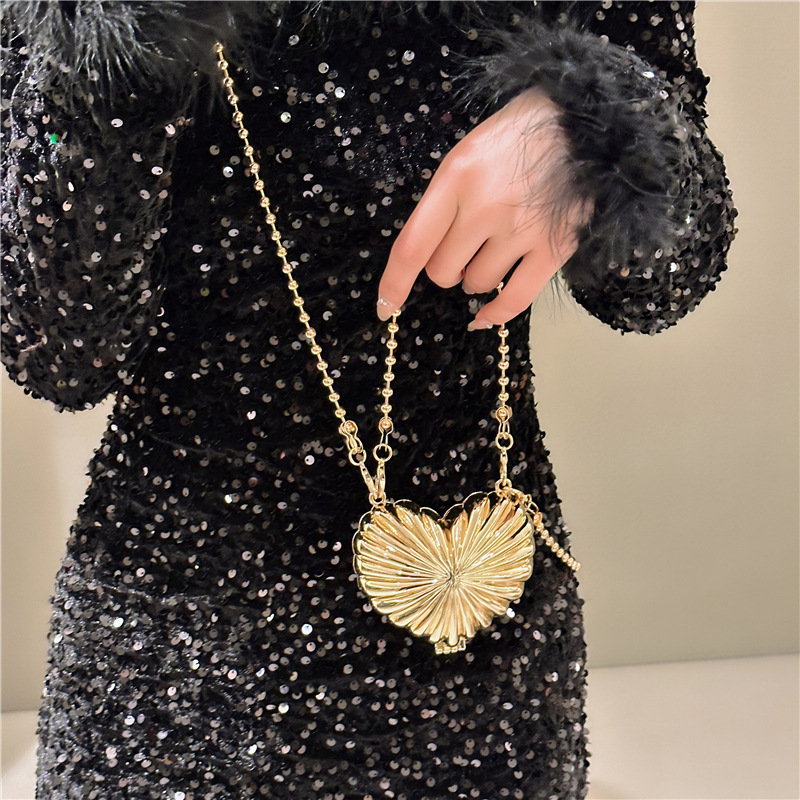2025 New cross-border zinc alloy mini Bag, metal shell bag, children's bag, fashionable heart-shaped red envelope, makeup bag Application Scenario