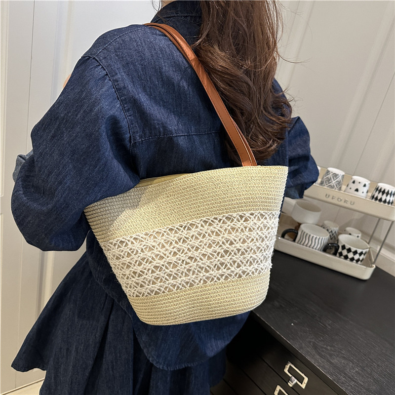 Seaside vacation beach bag for women 2025 New style contrasting color woven single-shoulder bag, large capacity underarm straw woven bucket bag details Picture