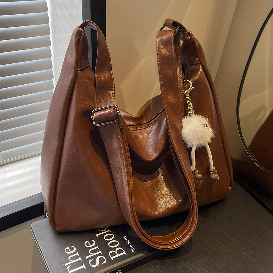 This high-end soft leather bag is a trendy and versatile casual crossbody bag for women in 2024. It features a niche design and a single-shoulder dumpling bag full figure