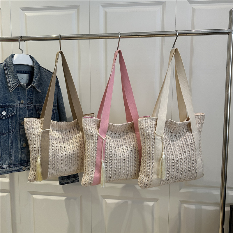 Summer new hollowed-out commuter bag 2025, large-capacity straw woven beach bag, Korean style, trendy and stylish, single-shoulder armpit bag Application Scenario