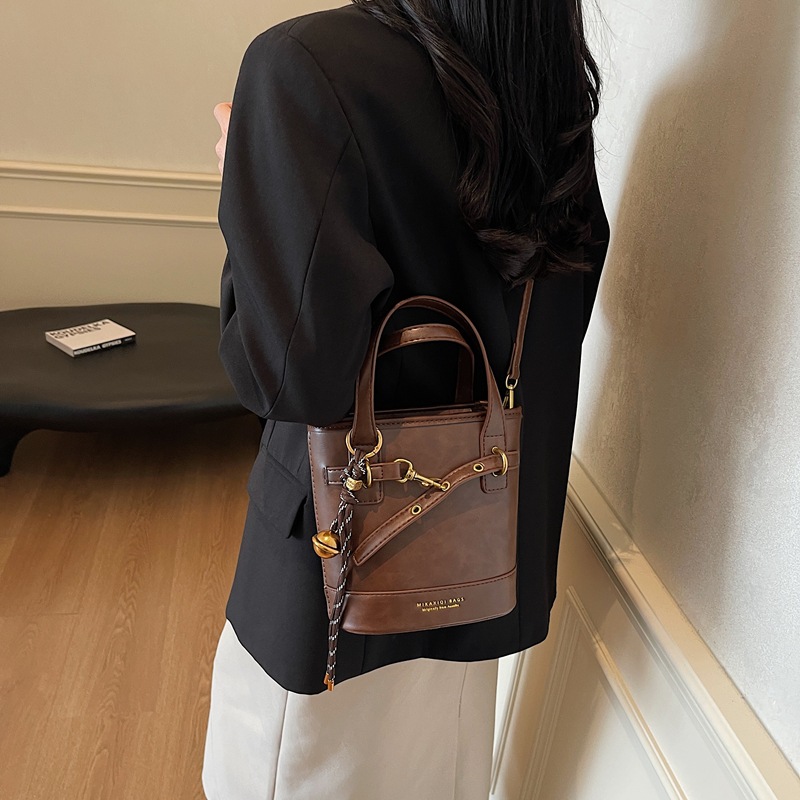 A retro handbag for women in 2024, a trendy, versatile and high-end commuter single-shoulder crossbody bucket bag Application Scenario