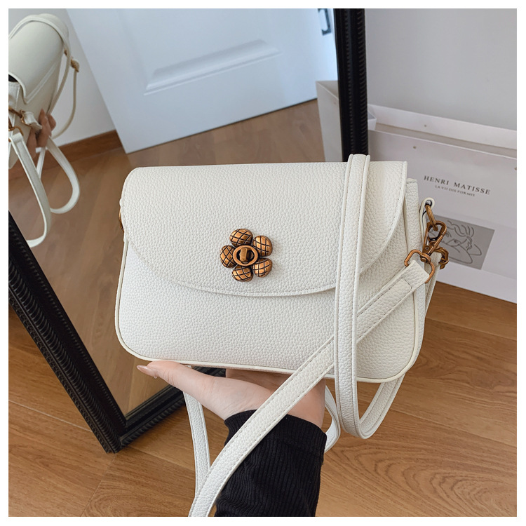 A high-end and niche design bag for women, a new 2024 retro and versatile single-shoulder crossbody bag, a fashionable small square bag for commuting details Picture