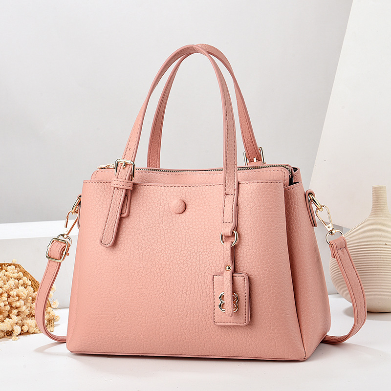 This is a new Spring/Summer 2024 fashionable and high-quality, large-capacity solid color single-shoulder crossbody handbag for women Application Scenario