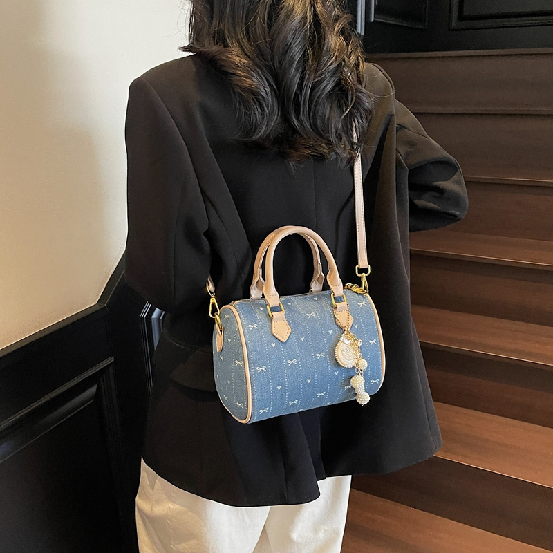 2025 New style simple, stylish and trendy hand-held pillow bag, women's printed patchwork casual single-shoulder crossbody bag Application Scenario