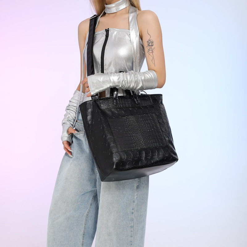 Cross-border 2025 new style spliced commuting versatile and elegant handbag, fashionable and high-end, large-capacity single-shoulder crossbody bag Application Scenario