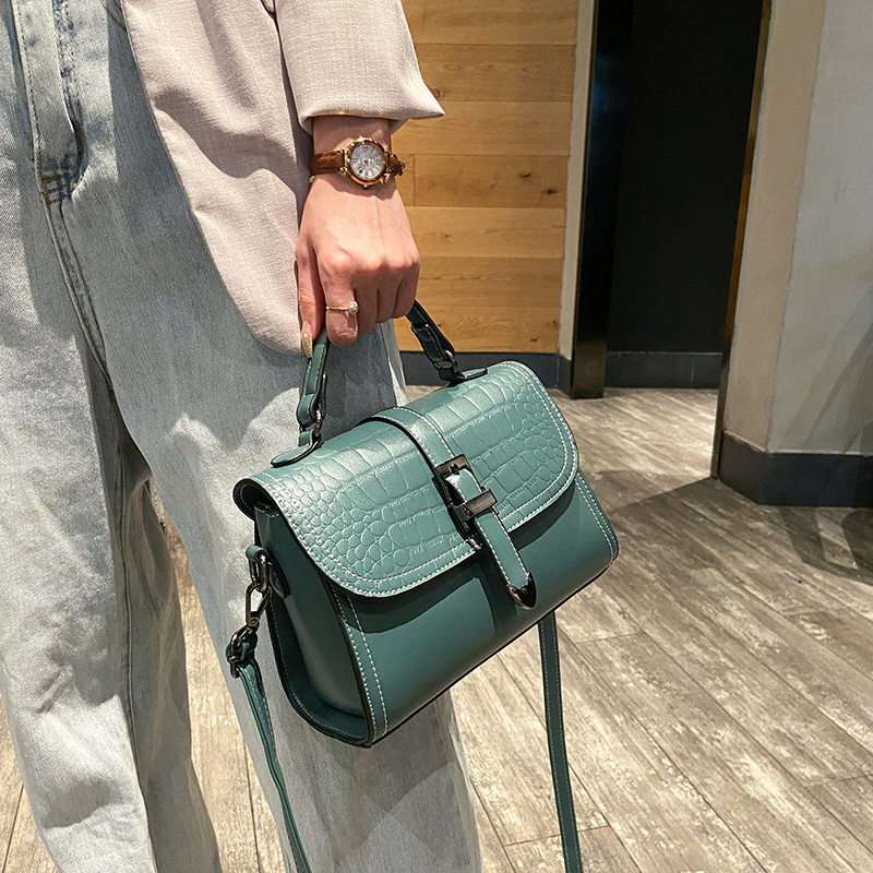The 2024 new women's bag crossbody bag is trendy, fashionable and versatile. It's a stylish single-shoulder bag and a grand hand-held small square bag for women Specification drawing